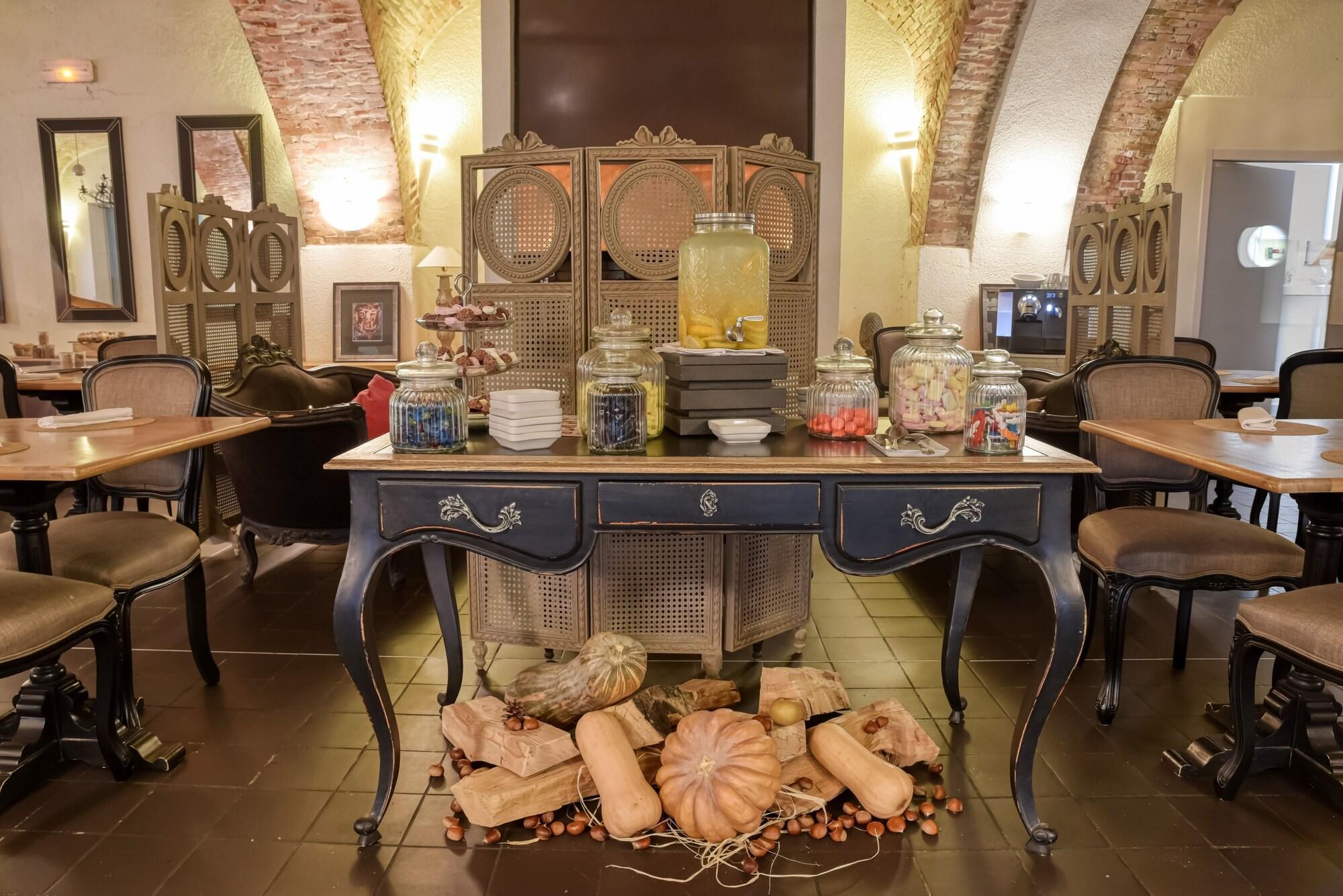 La Robeyere; Bw Signature Collection Hotel 4*